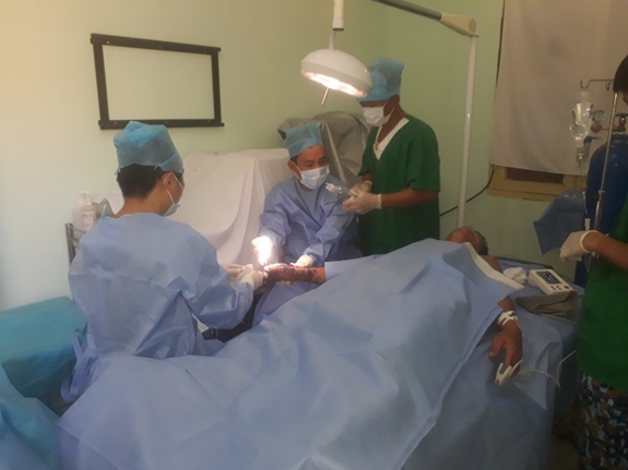 Các bác sĩ của Bệnh xá đảo Sinh Tồn đang cấp cứu ngư dân Lục Văn Nga.